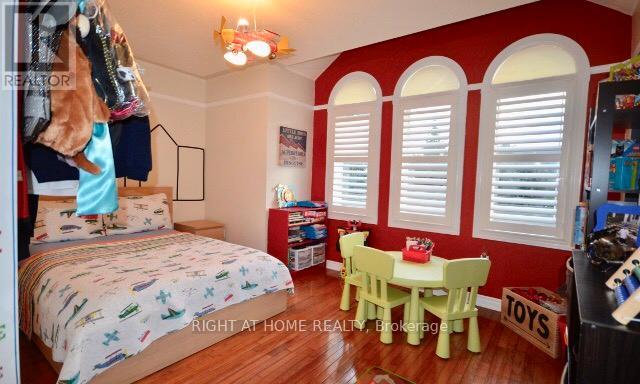 7009 Lessard Lane, Mississauga, Ontario  L5W 1A4 - Photo 5 - W12627190