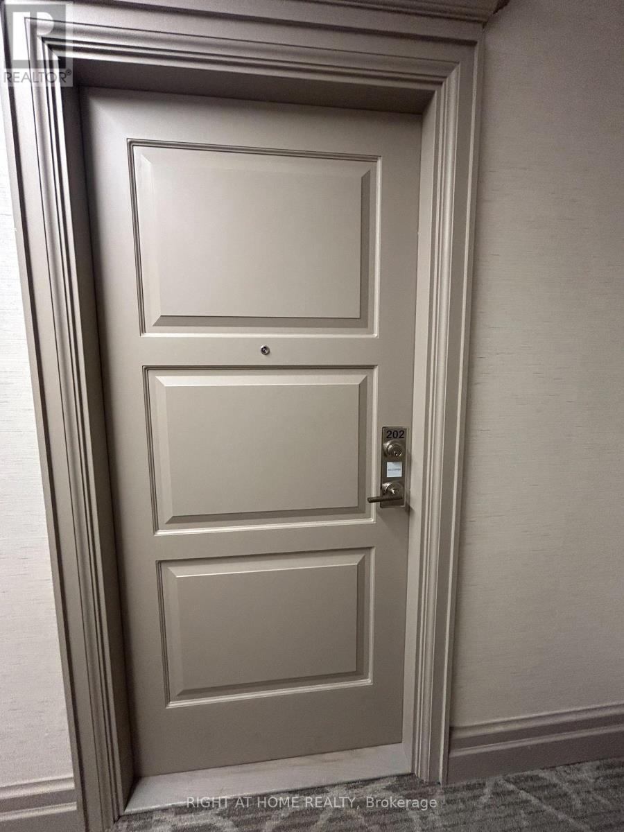 202 - 36 Elm Drive, Mississauga, Ontario  L5B 0N3 - Photo 4 - W12627234