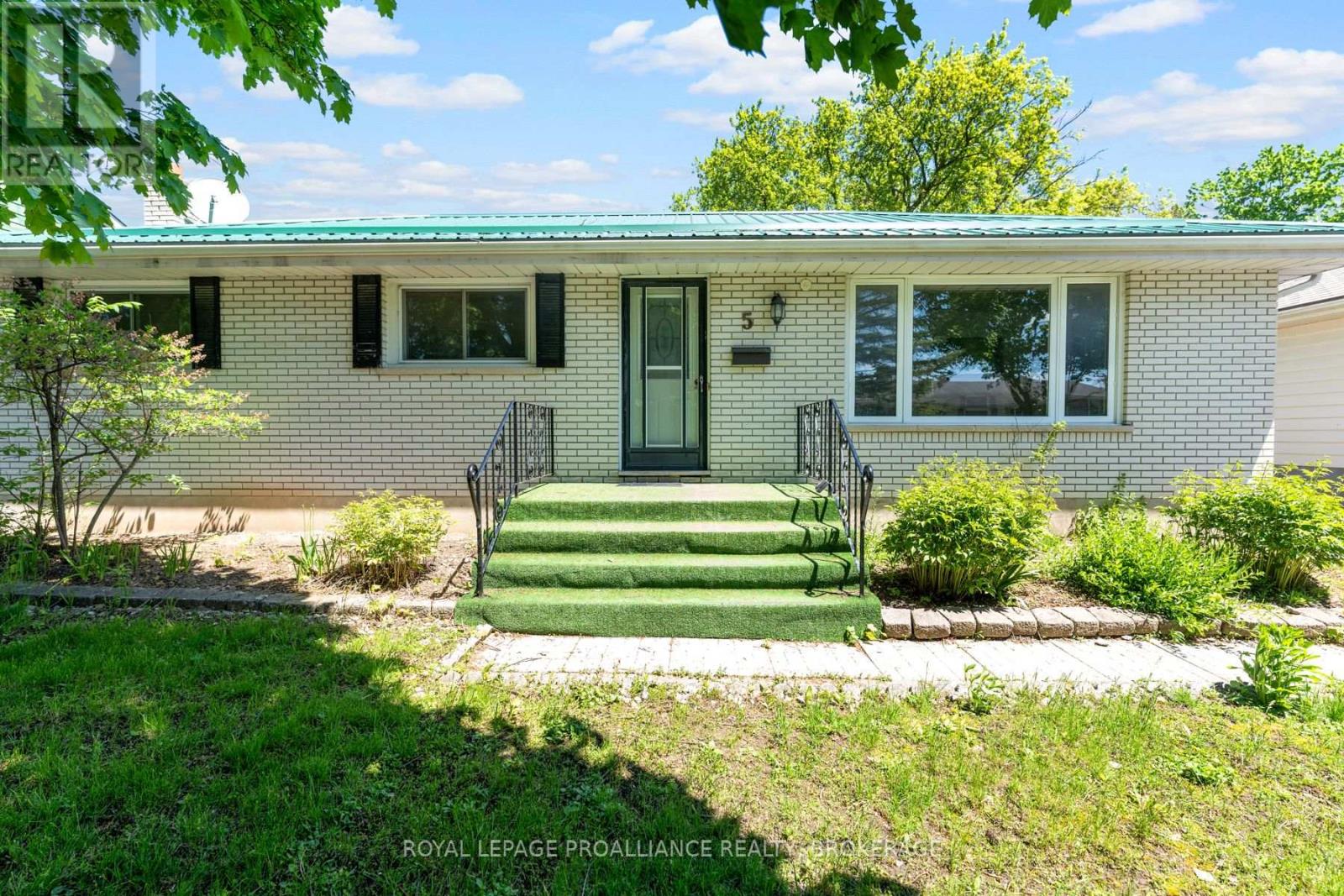 5 Armour Crescent, Quinte West, Ontario  K8V 2V9 - Photo 2 - X12627318