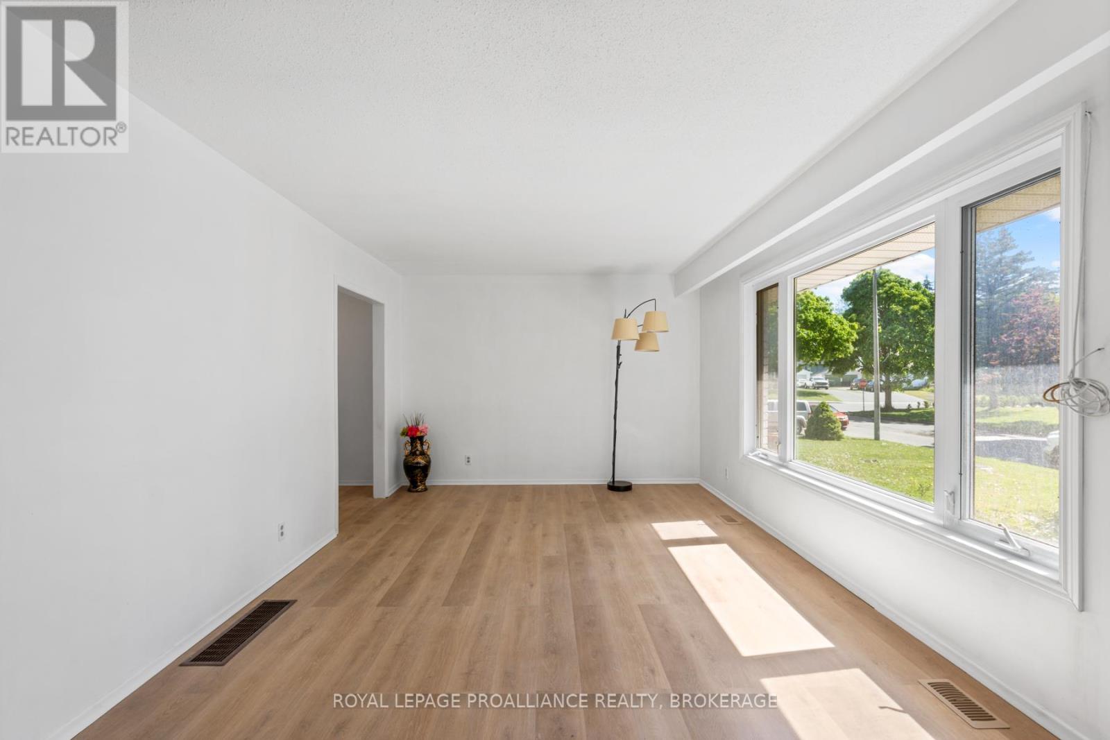 5 Armour Crescent, Quinte West, Ontario  K8V 2V9 - Photo 4 - X12627318