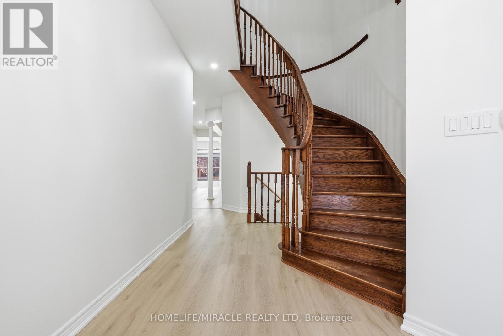 71 Skyvalley Drive, Brampton (Brampton East), Ontario  L6P 3B7 - Photo 4 - W12627194