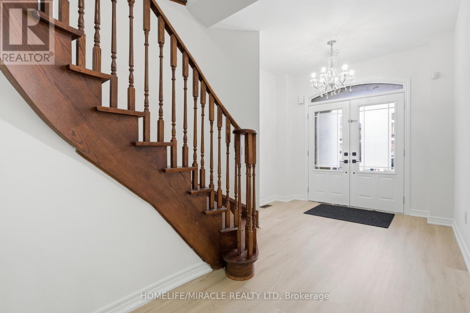 71 Skyvalley Drive, Brampton (Brampton East), Ontario  L6P 3B7 - Photo 5 - W12627194