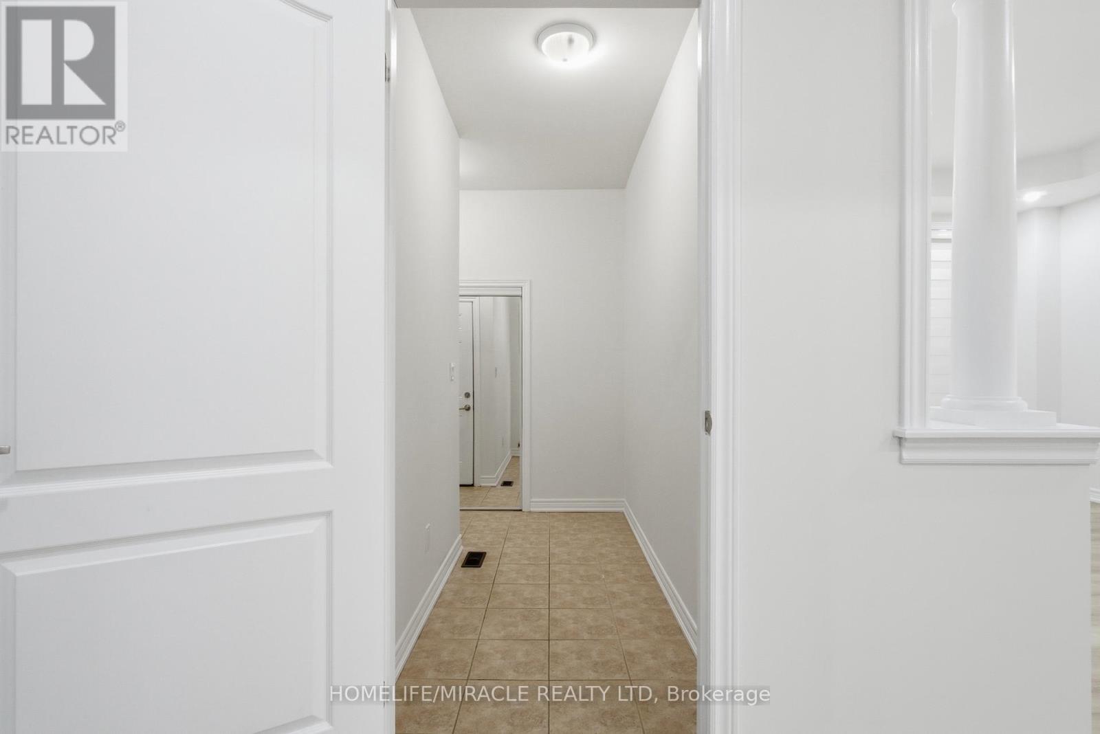 71 Skyvalley Drive, Brampton (Brampton East), Ontario  L6P 3B7 - Photo 6 - W12627194