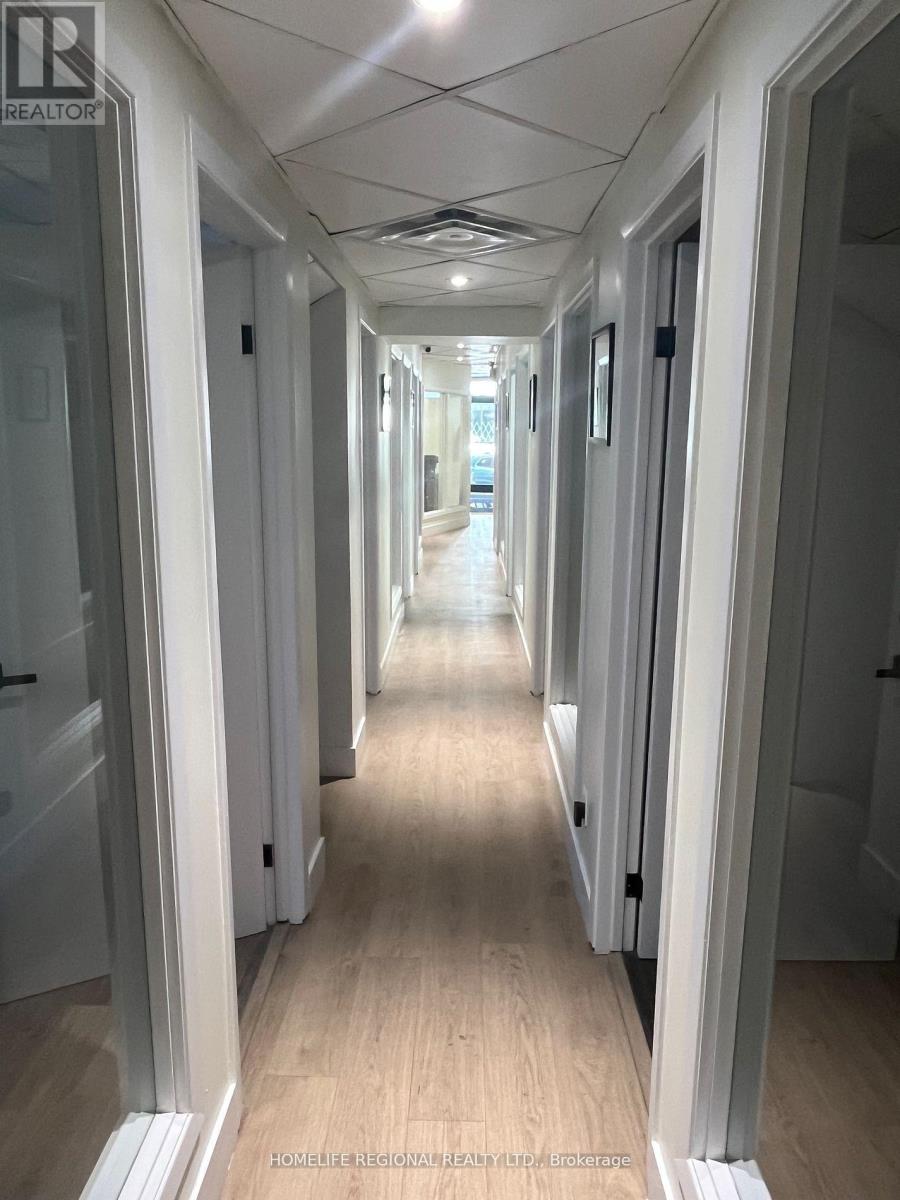 Office No. 9 - 823 College Street, Toronto (Trinity-Bellwoods), Ontario  M6G 1C9 - Photo 2 - C12627306