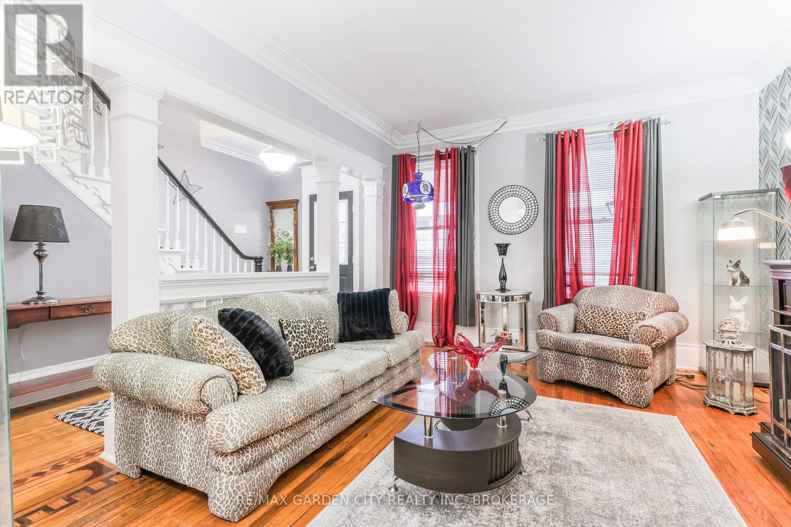 26 Garnet Street, St. Catharines (Facer), Ontario  L2M 5E8 - Photo 5 - X12627426