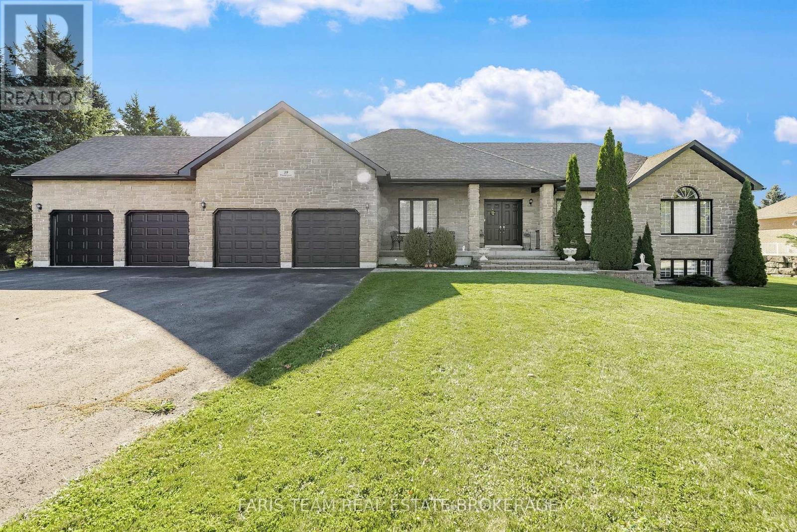 39 Vanderpost Crescent, Essa, Ontario  L0L 2N0 - Photo 3 - N12469883