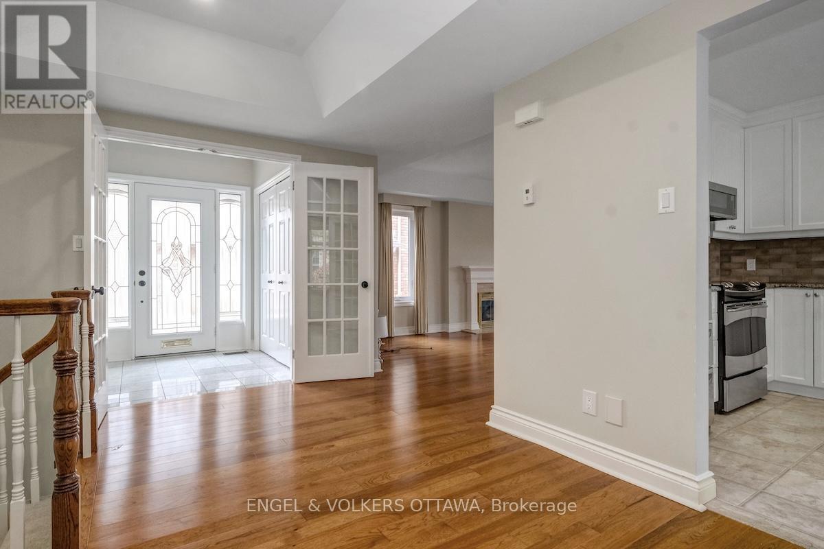 25 Bittern Court, Ottawa, Ontario  K1L 8K9 - Photo 4 - X12601440