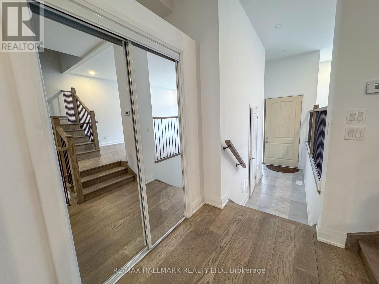 22 Direzze Court, Richmond Hill, Ontario  L4C 7V8 - Photo 3 - N12627482