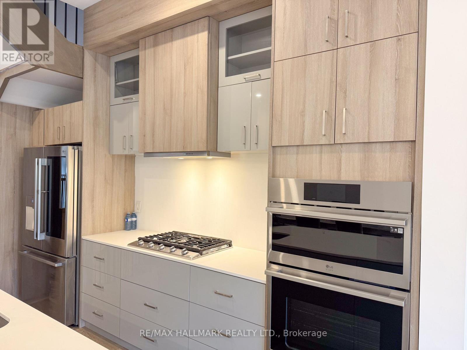 22 Direzze Court, Richmond Hill, Ontario  L4C 7V8 - Photo 7 - N12627482