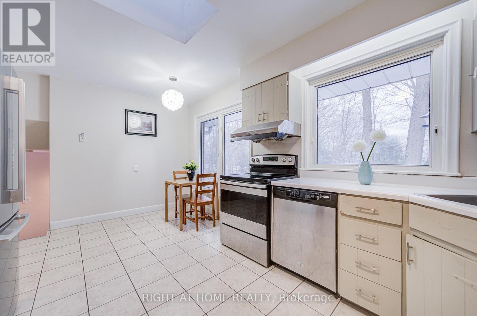 1445 Ryan Place, Mississauga, Ontario  L5C 1J7 - Photo 10 - W12535596