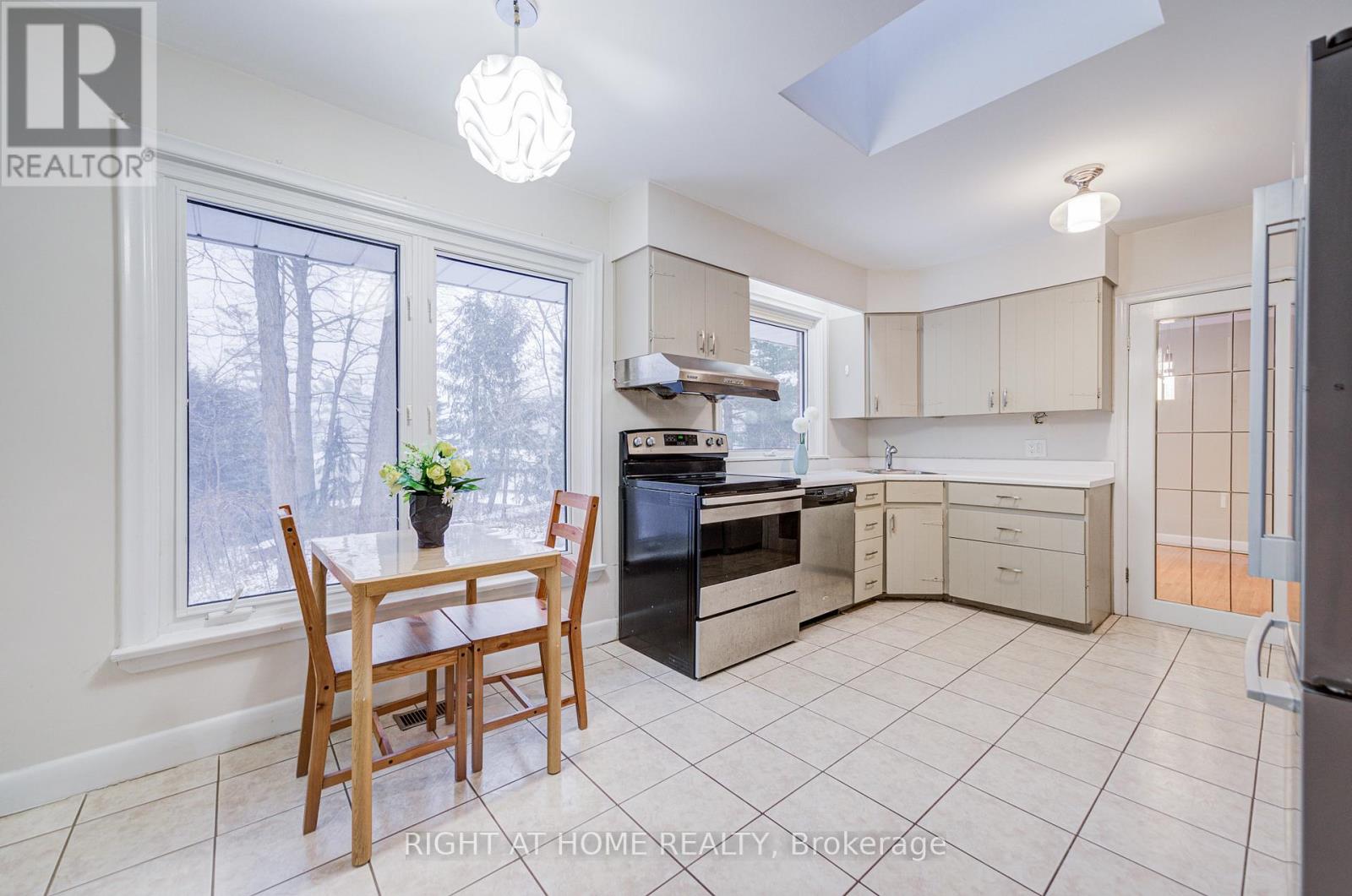 1445 Ryan Place, Mississauga, Ontario  L5C 1J7 - Photo 13 - W12535596