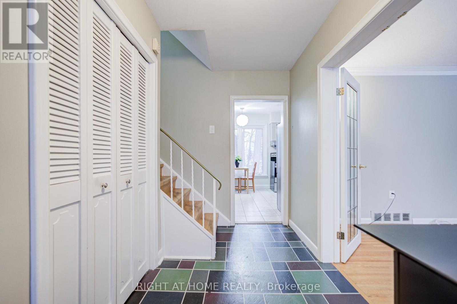 1445 Ryan Place, Mississauga, Ontario  L5C 1J7 - Photo 4 - W12535596