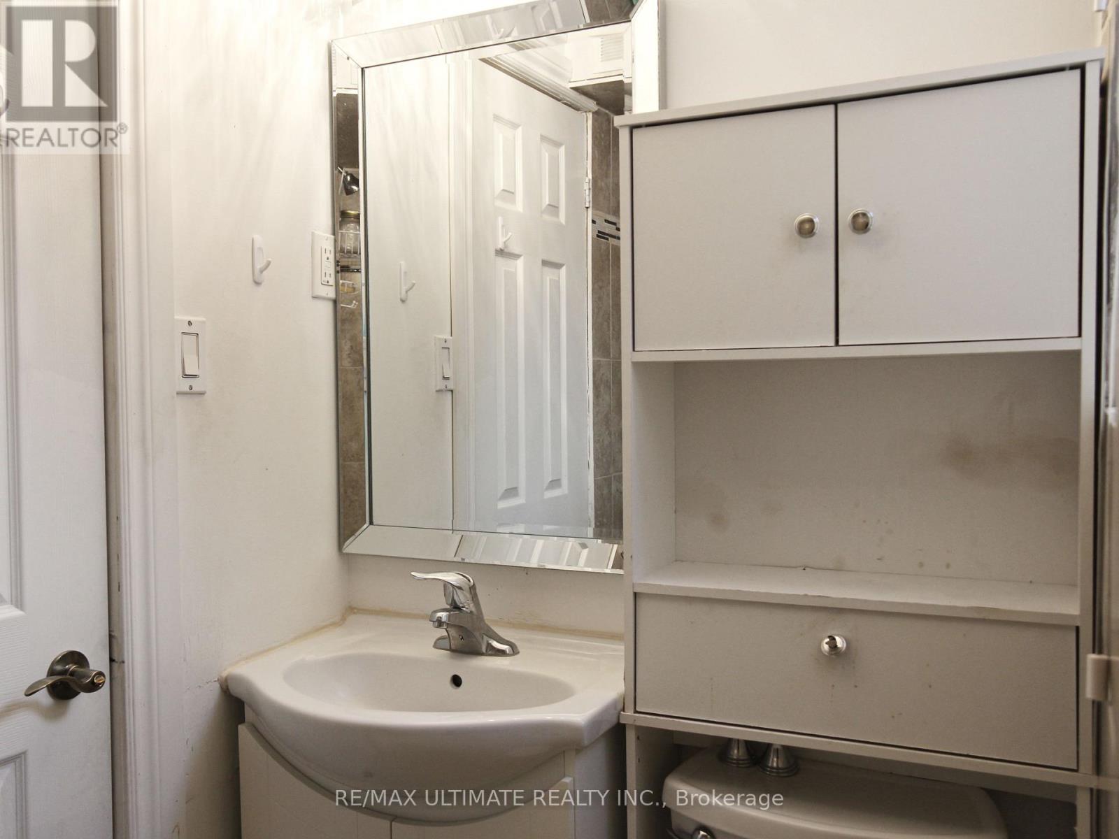 154a Christie Street, Toronto, Ontario  M6G 3B3 - Photo 12 - W12627392