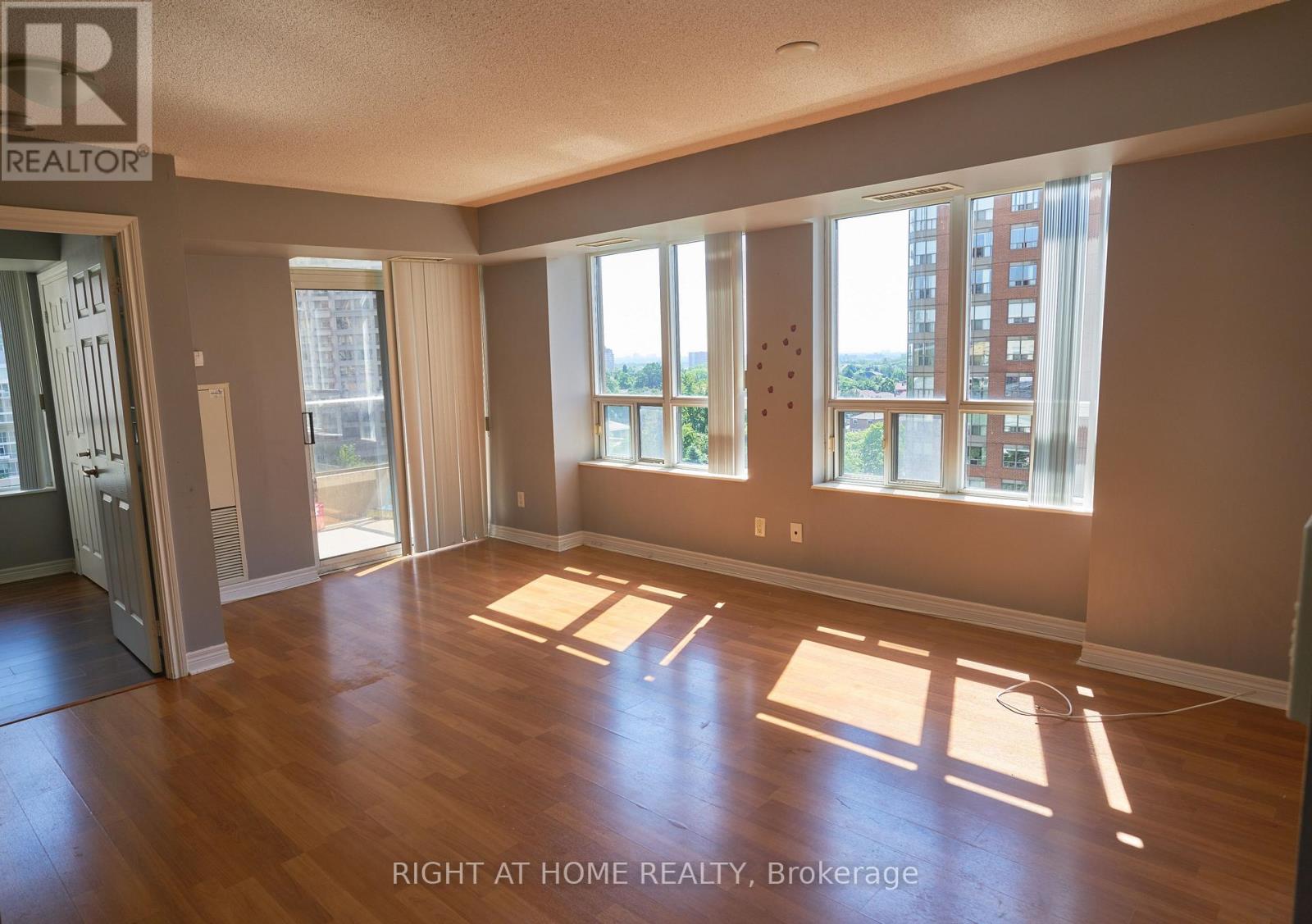 811 - 310 BURNHAMTHORPE ROAD W, Mississauga, Ontario