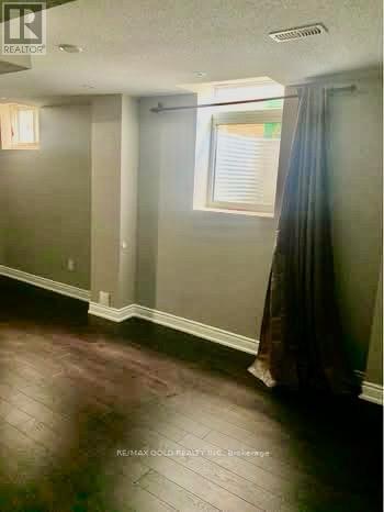 5 Lockport Crescent, Brampton, Ontario L6P 3X8 - Photo 6 - W12627516