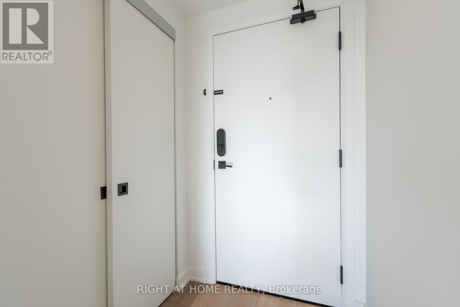 701 - 7 Fairbank Avenue W, Toronto, Ontario  M6E 3Y5 - Photo 4 - W12627524