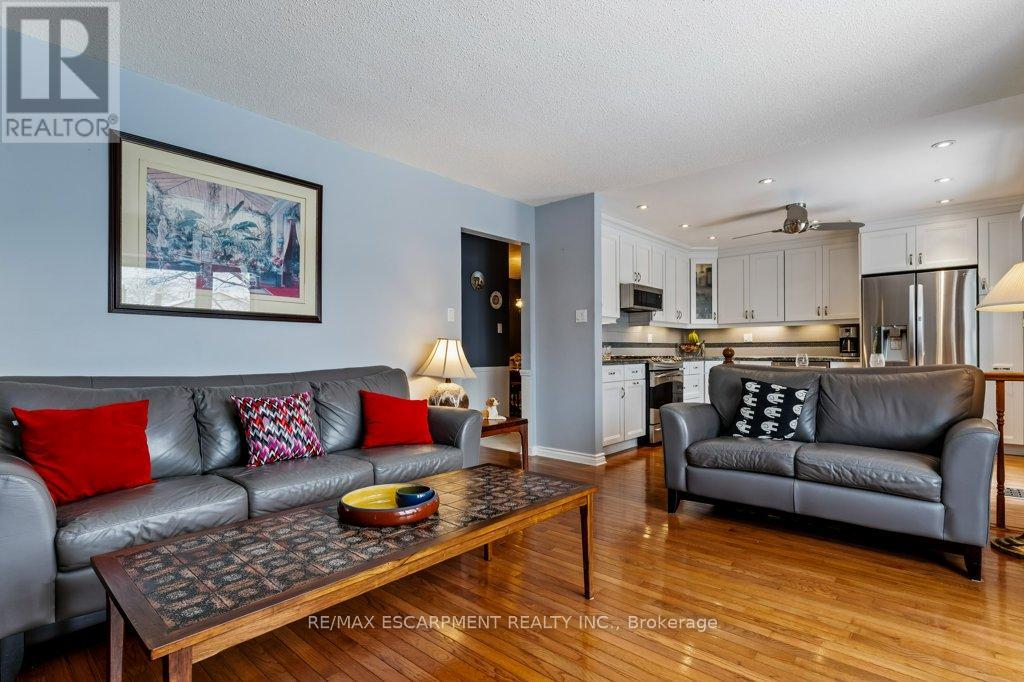 188 Napoli Court, Hamilton, Ontario  L9C 7A2 - Photo 12 - X12627402