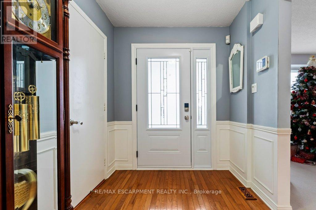 188 Napoli Court, Hamilton, Ontario  L9C 7A2 - Photo 4 - X12627402