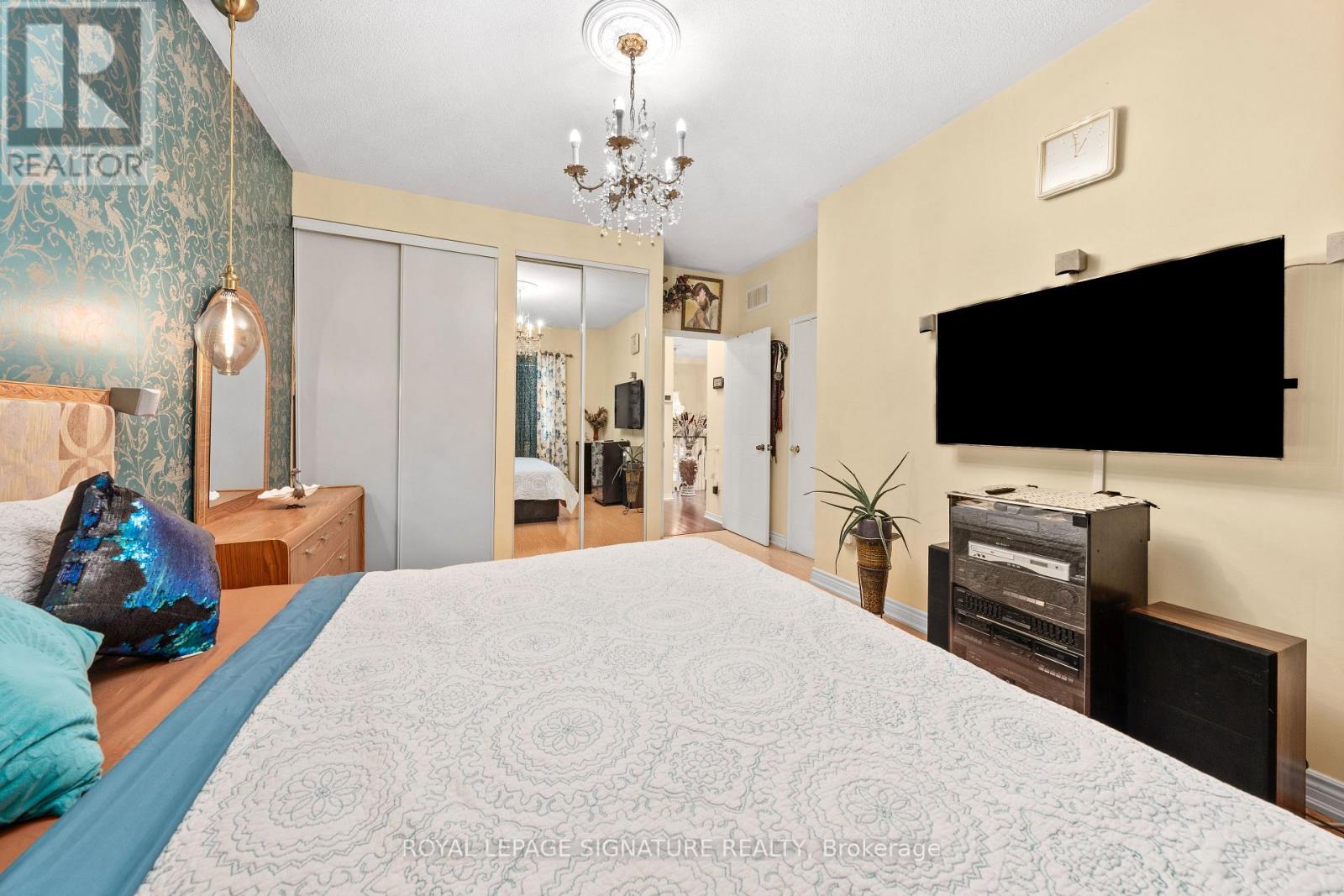 687 Twain Avenue, Mississauga, Ontario  L5W 1K7 - Photo 19 - W12627186