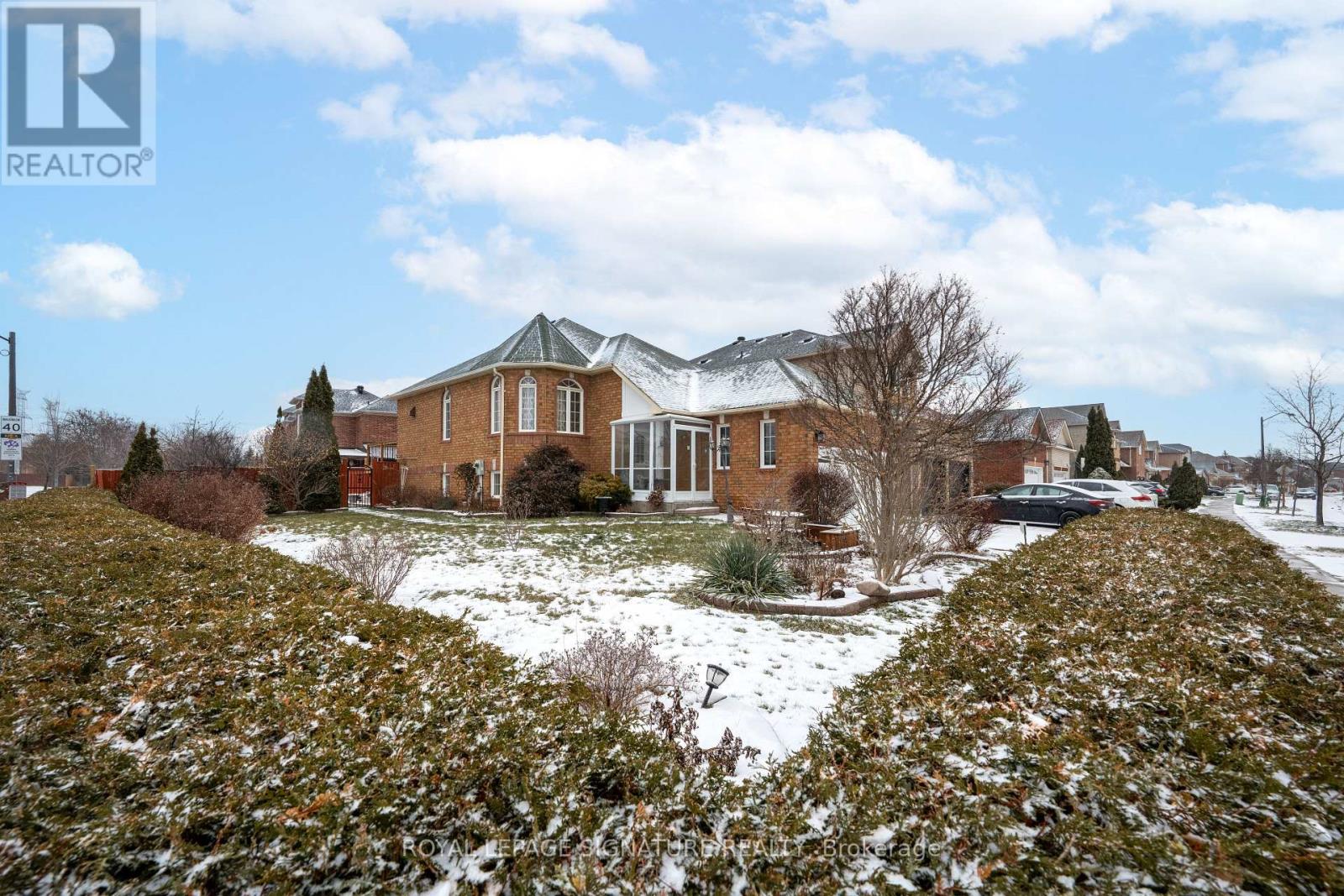 687 Twain Avenue, Mississauga, Ontario  L5W 1K7 - Photo 2 - W12627186