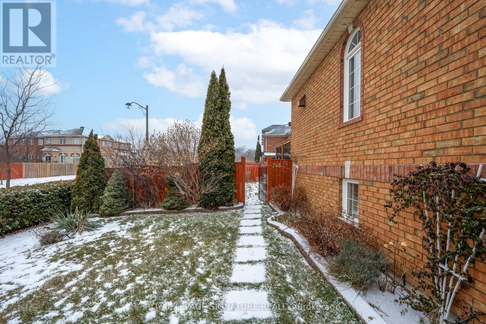 687 Twain Avenue, Mississauga, Ontario  L5W 1K7 - Photo 40 - W12627186