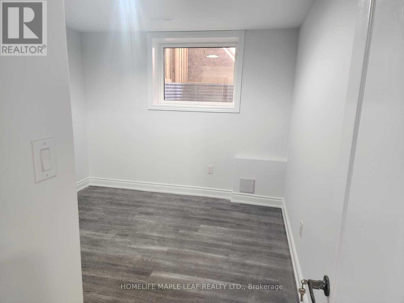 8 Benhurst Crescent, Brampton, Ontario  L7A 5A2 - Photo 6 - W12627022