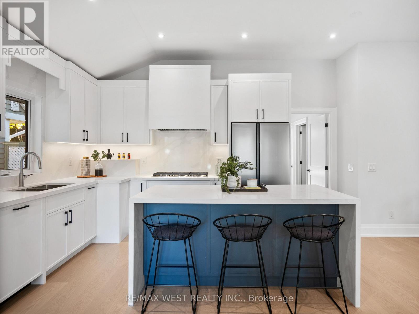 24 Appledale Road, Toronto, Ontario  M9B 5G4 - Photo 7 - W12608156