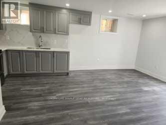 8 Benhurst Crescent, Brampton, Ontario  L7A 5A2 - Photo 4 - W12627022