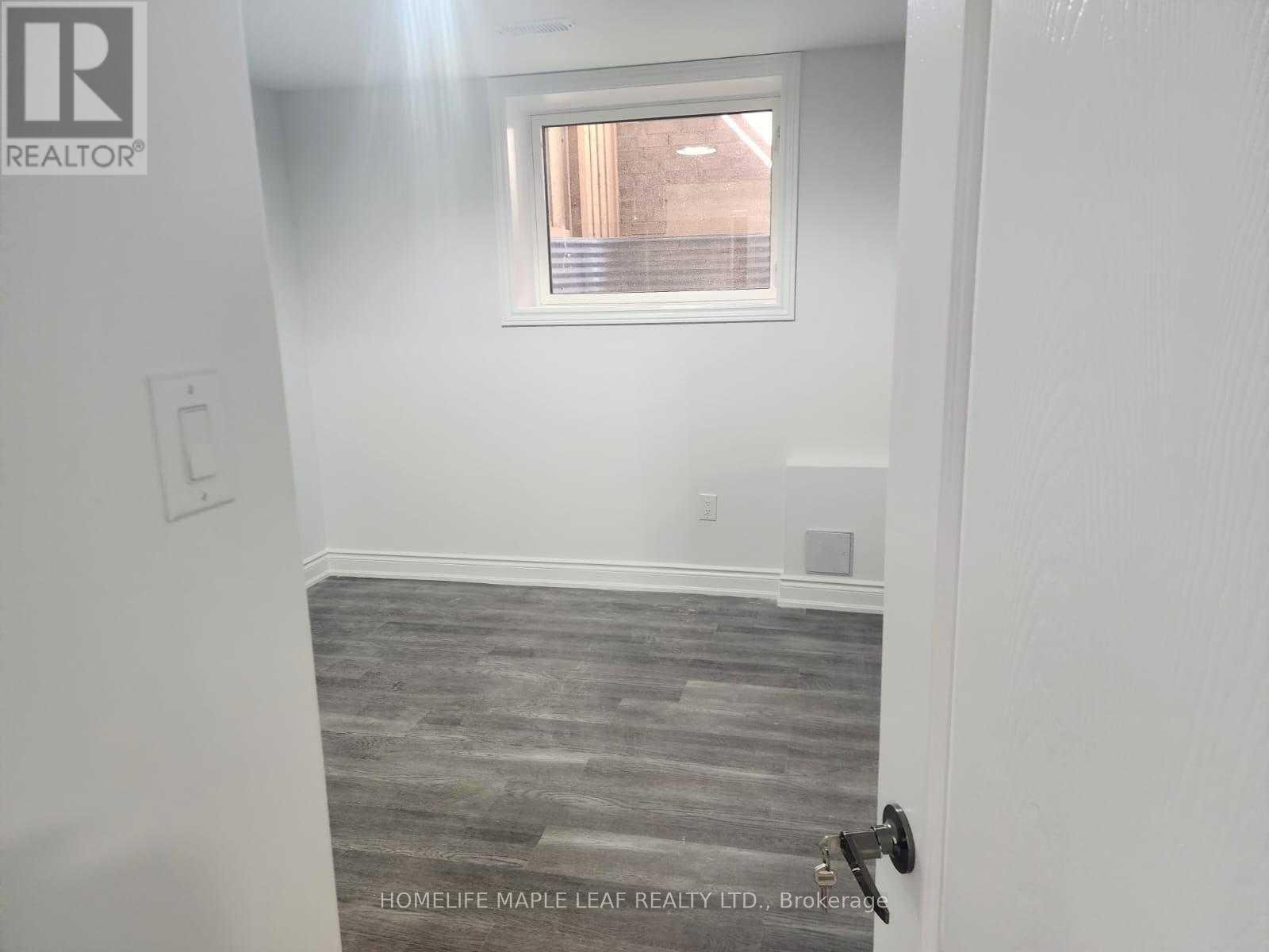 8 Benhurst Crescent, Brampton, Ontario  L7A 5A2 - Photo 5 - W12627022