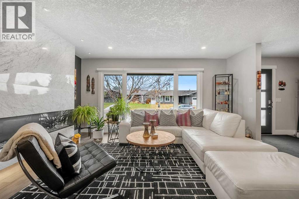 348 Parkwood Close Se, Calgary, Alberta  T2J 3W1 - Photo 3 - A2268750