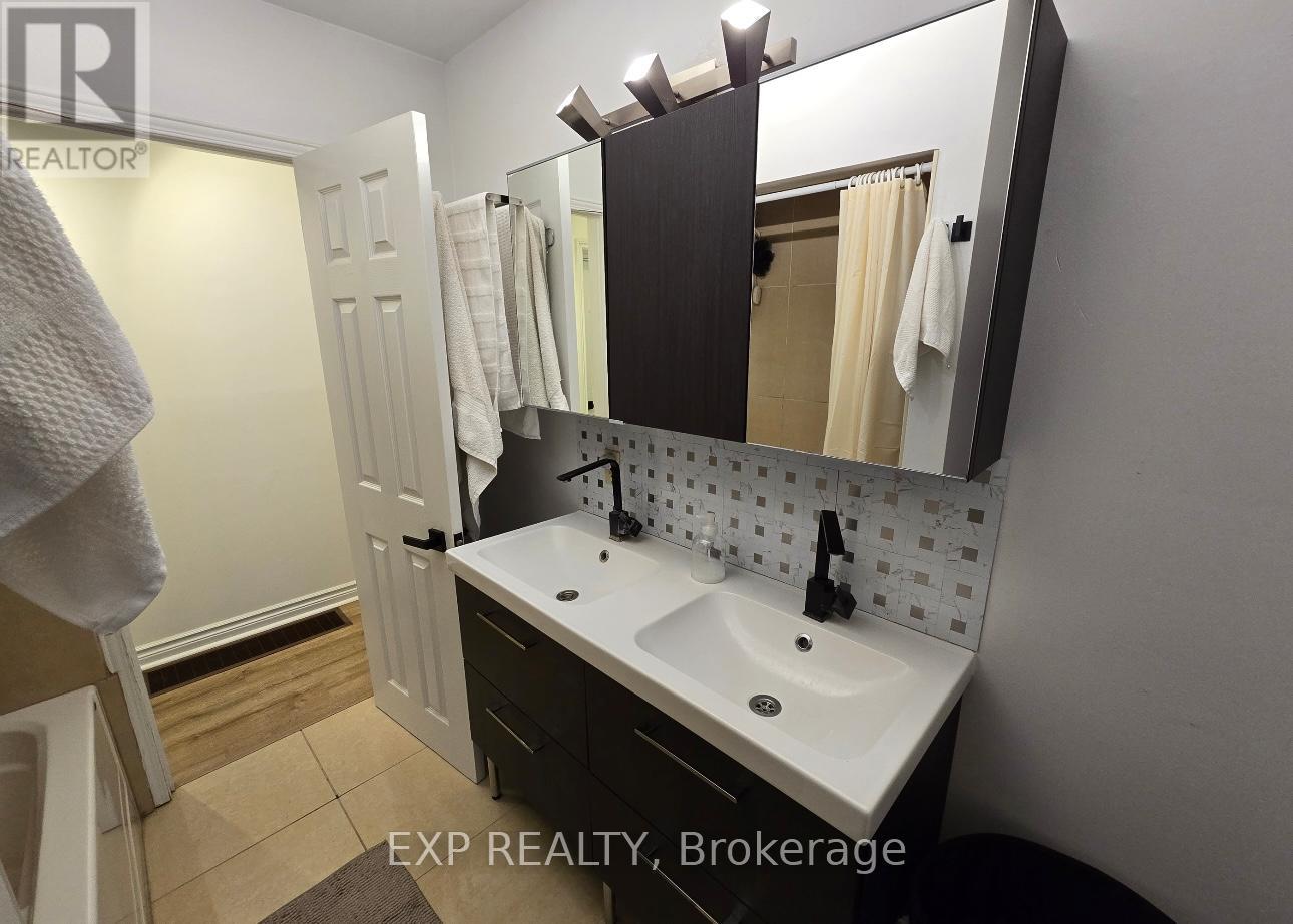 Main Floor - 256 Silverbirch Drive, Newmarket, Ontario  L3Y 2Z5 - Photo 16 - N12627610