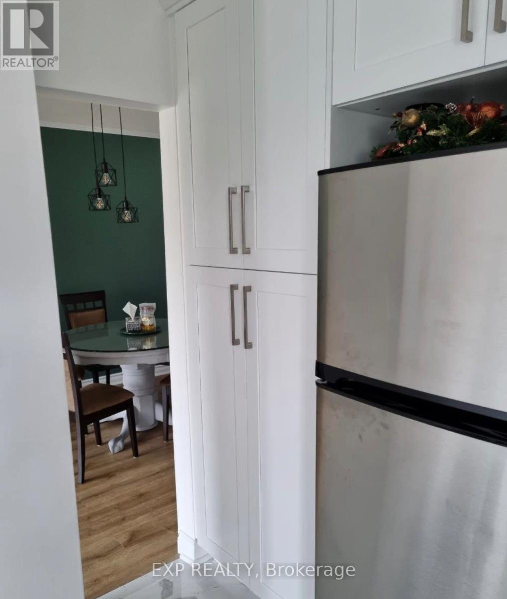 Main Floor - 256 Silverbirch Drive, Newmarket, Ontario  L3Y 2Z5 - Photo 9 - N12627610