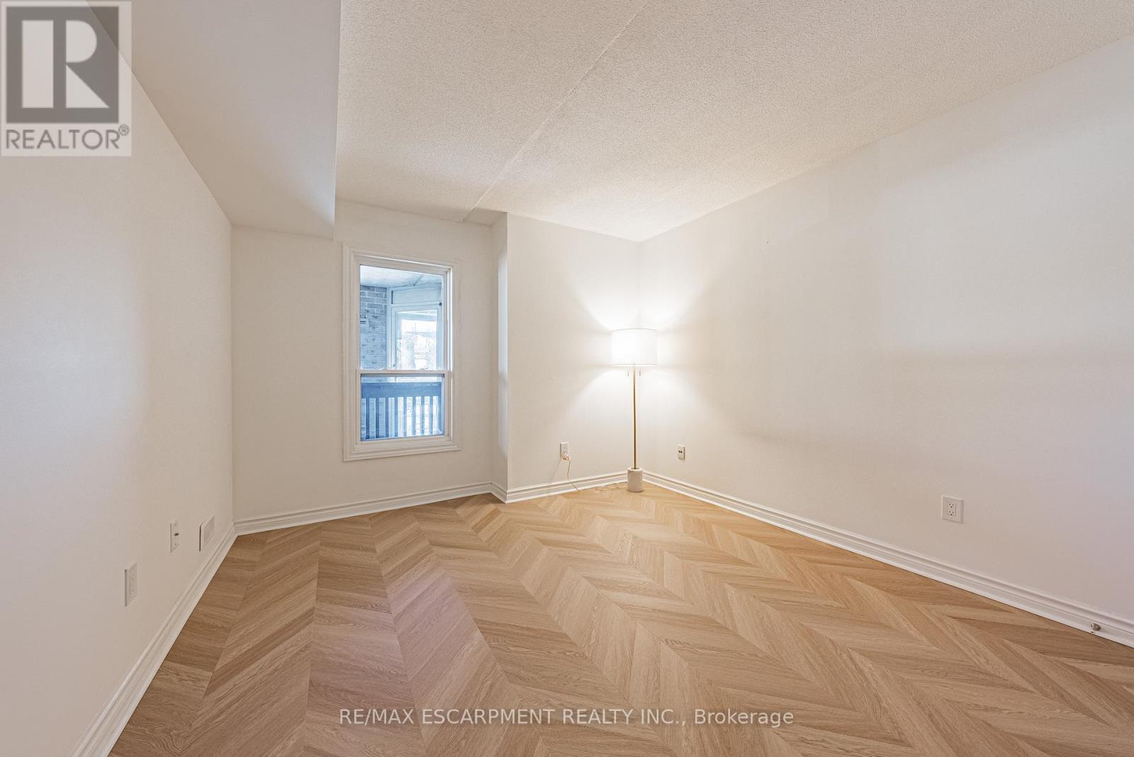 206 - 2030 Cleaver Avenue, Burlington, Ontario  L7M 4C3 - Photo 10 - W12627590