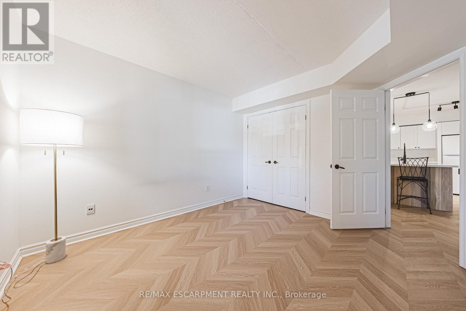 206 - 2030 Cleaver Avenue, Burlington, Ontario  L7M 4C3 - Photo 11 - W12627590