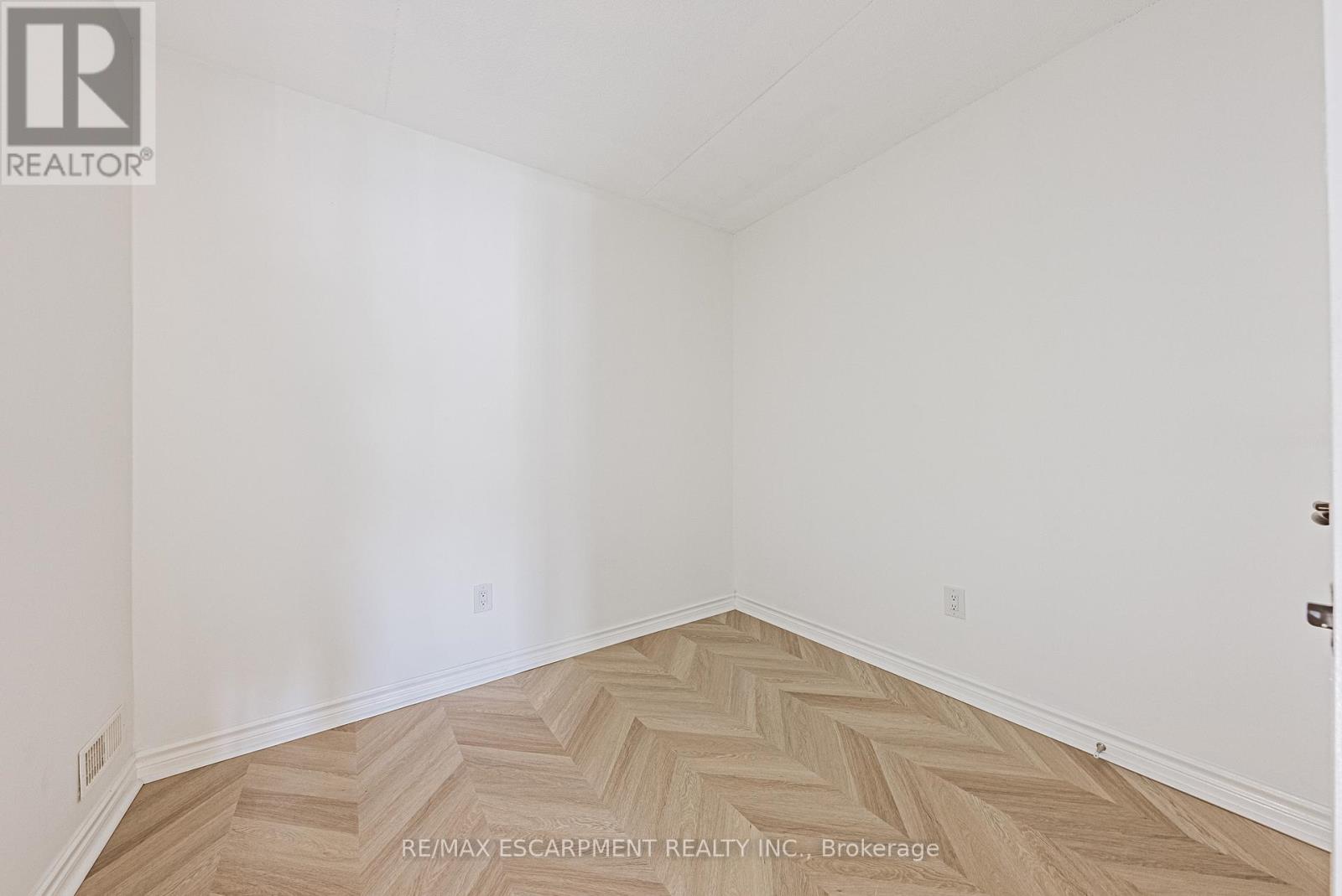 206 - 2030 Cleaver Avenue, Burlington, Ontario  L7M 4C3 - Photo 12 - W12627590