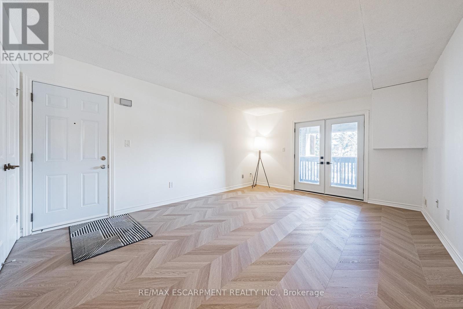 206 - 2030 Cleaver Avenue, Burlington, Ontario  L7M 4C3 - Photo 3 - W12627590