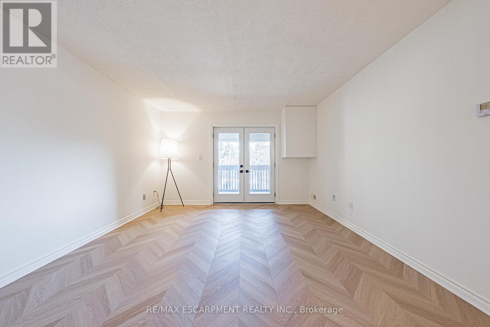 206 - 2030 Cleaver Avenue, Burlington, Ontario  L7M 4C3 - Photo 4 - W12627590