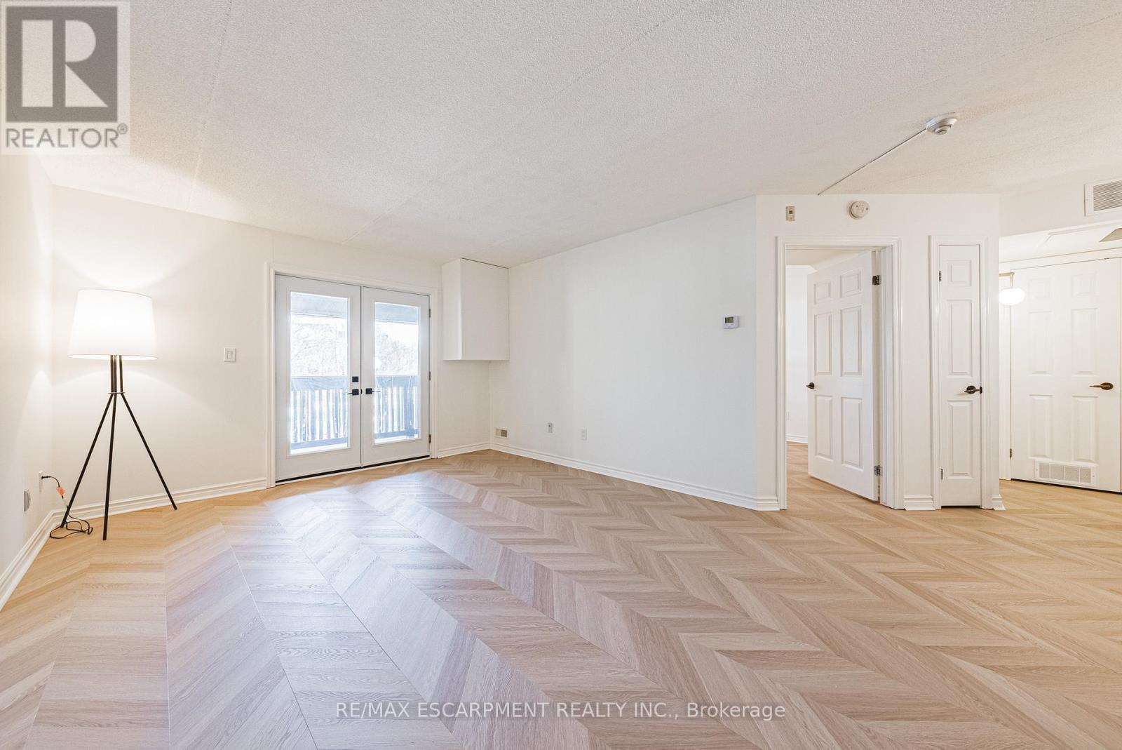 206 - 2030 Cleaver Avenue, Burlington, Ontario  L7M 4C3 - Photo 5 - W12627590