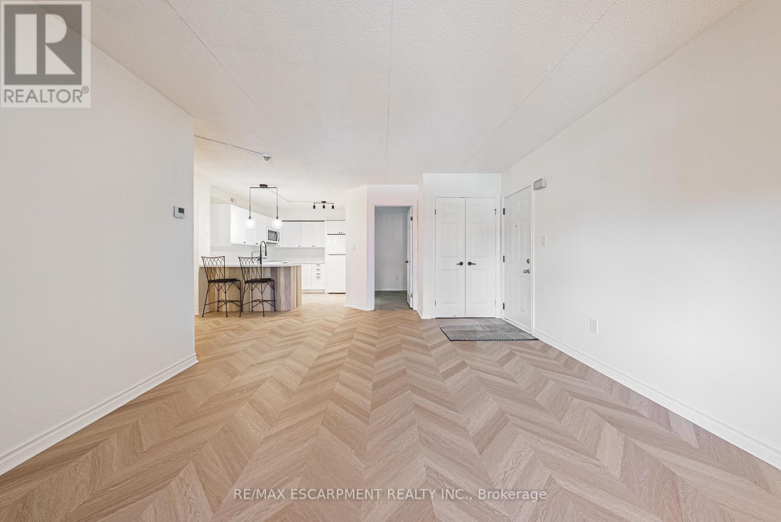 206 - 2030 Cleaver Avenue, Burlington, Ontario  L7M 4C3 - Photo 6 - W12627590