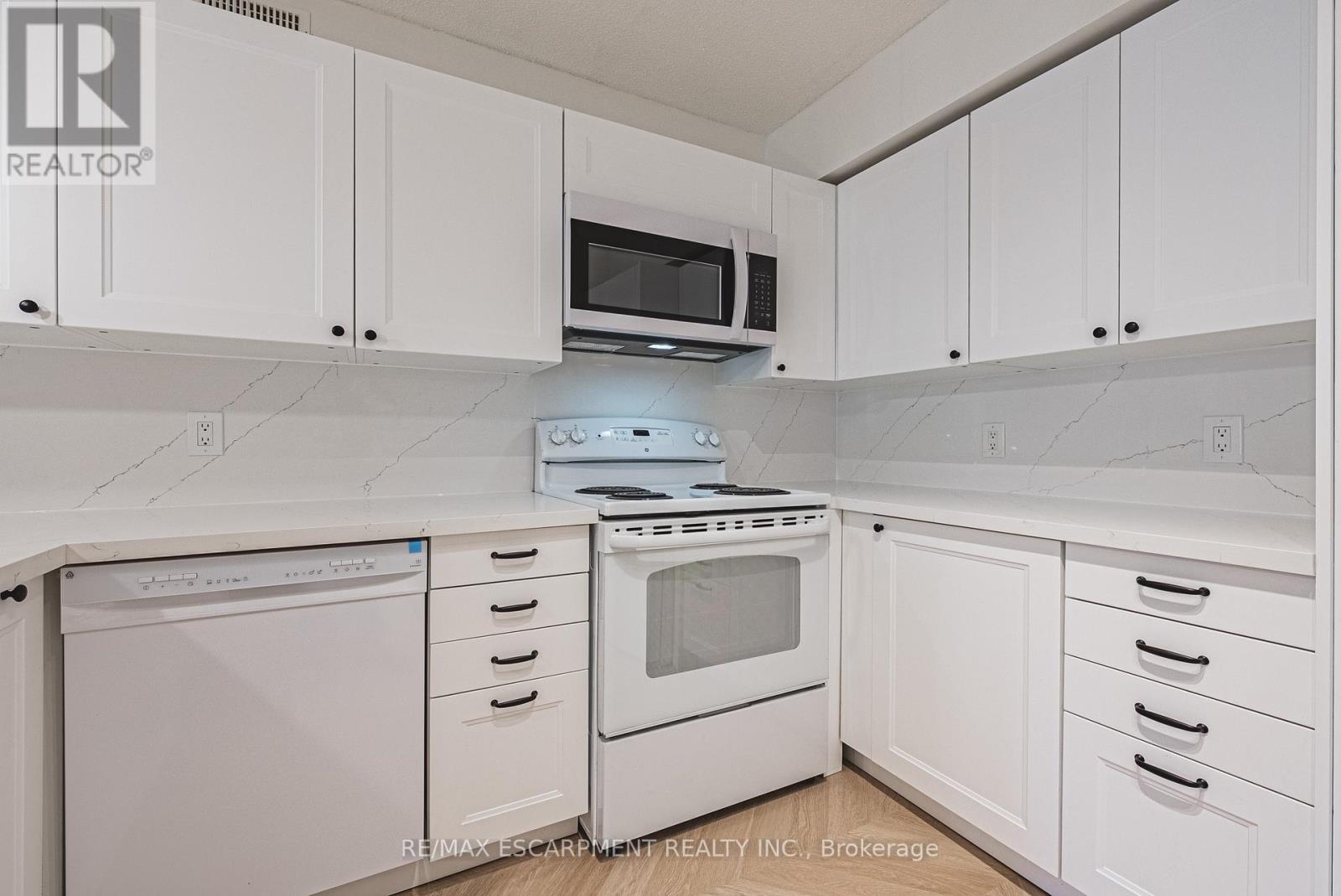 206 - 2030 Cleaver Avenue, Burlington, Ontario  L7M 4C3 - Photo 7 - W12627590