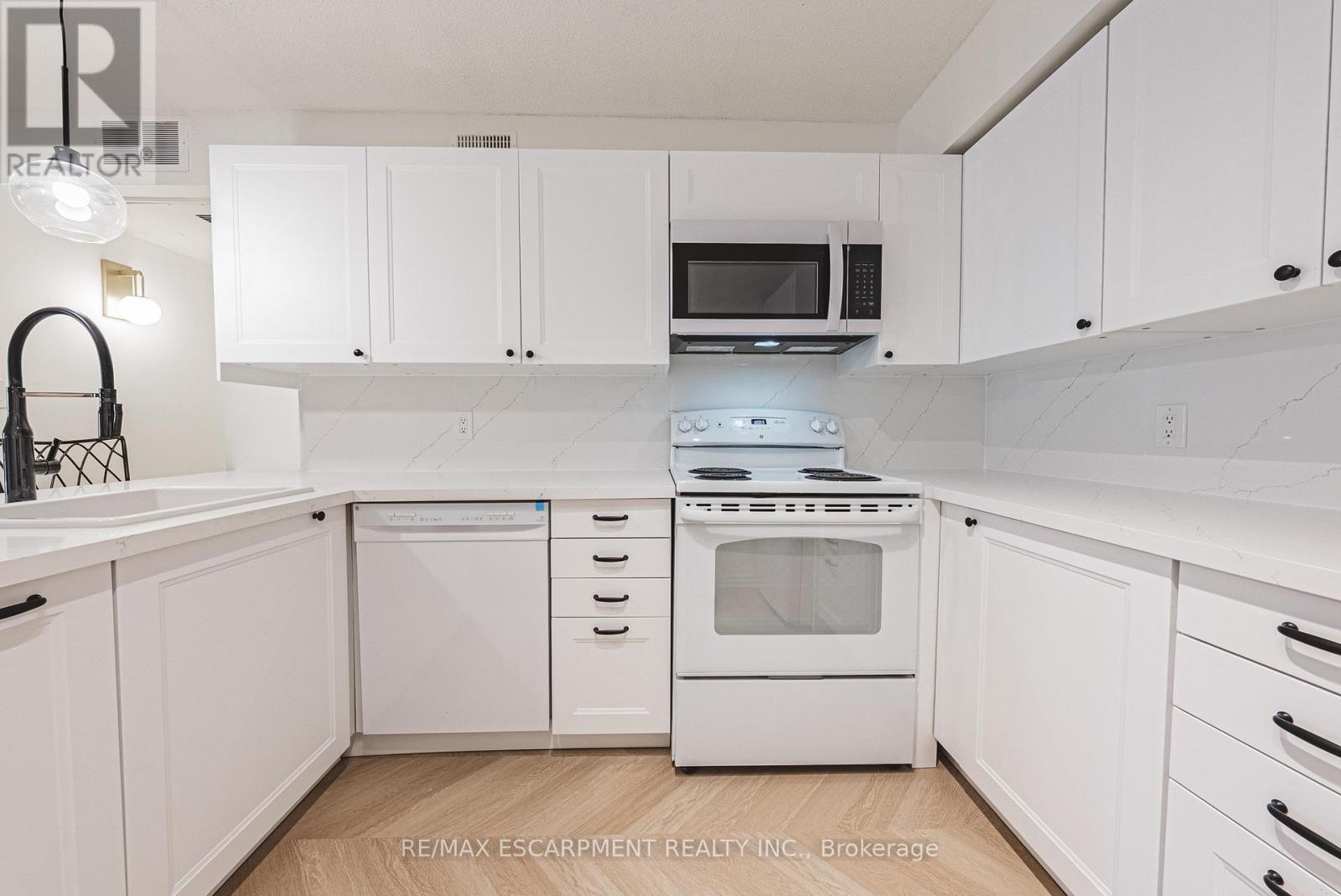 206 - 2030 Cleaver Avenue, Burlington, Ontario  L7M 4C3 - Photo 8 - W12627590