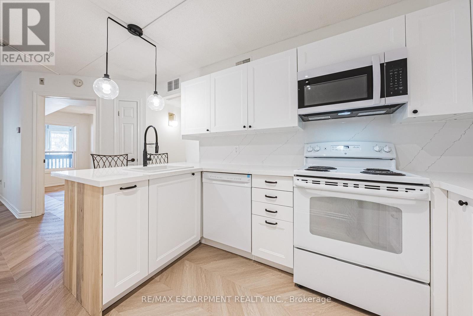 206 - 2030 Cleaver Avenue, Burlington, Ontario  L7M 4C3 - Photo 9 - W12627590