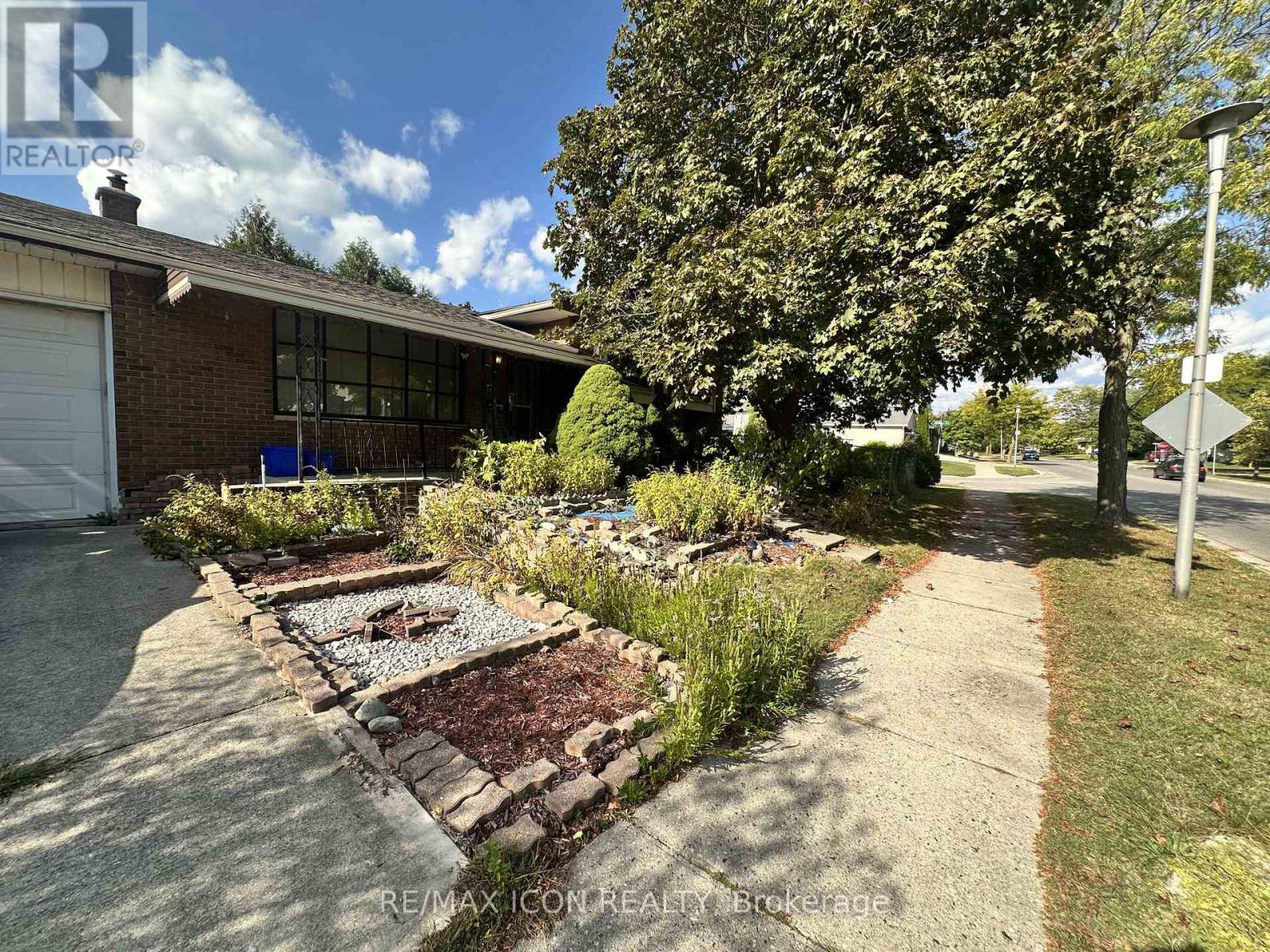 114 Archer Crescent, London South, Ontario  N6E 2A5 - Photo 3 - X12627662