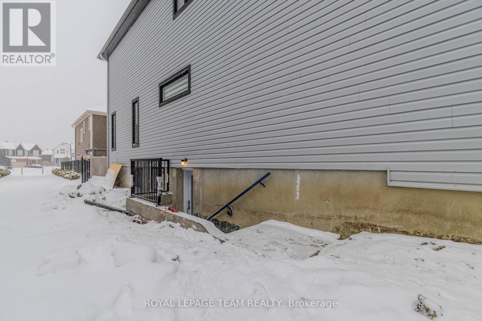 B - 142 Lumen Place, Ottawa, Ontario K1W 0S9 - Photo 2 - X12627708