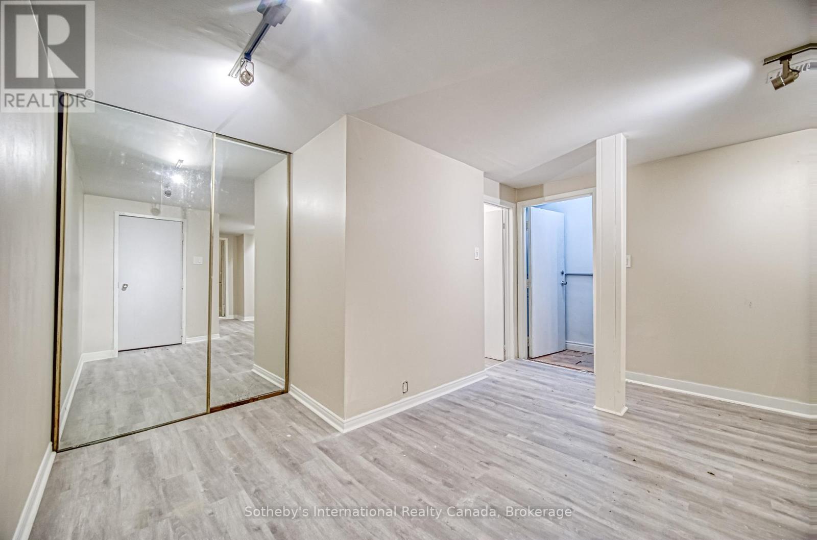 Lower - 35 Bellhaven Road, Toronto (Woodbine Corridor), Ontario  M4L 3J4 - Photo 4 - E12627664