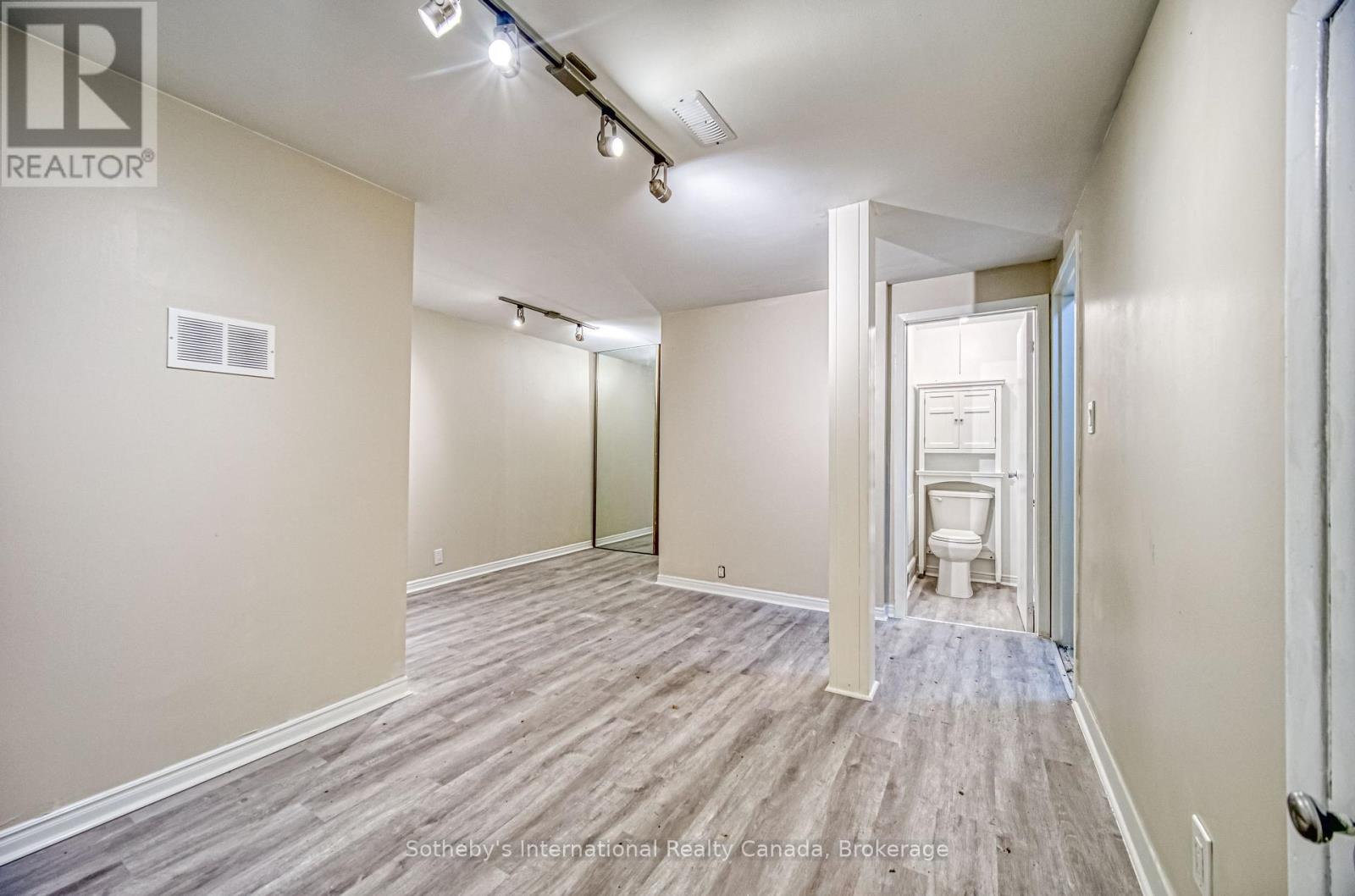 Lower - 35 Bellhaven Road, Toronto (Woodbine Corridor), Ontario  M4L 3J4 - Photo 7 - E12627664