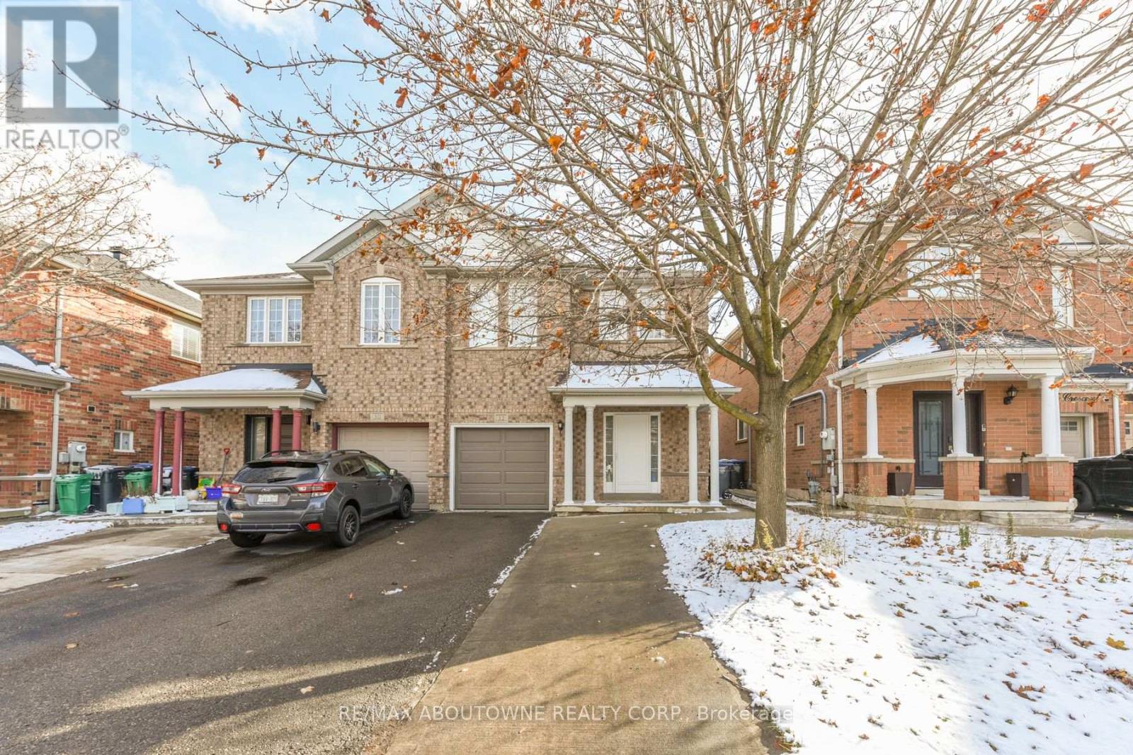 32 Lockheed Crescent, Brampton, Ontario  L7A 3G2 - Photo 2 - W12627764