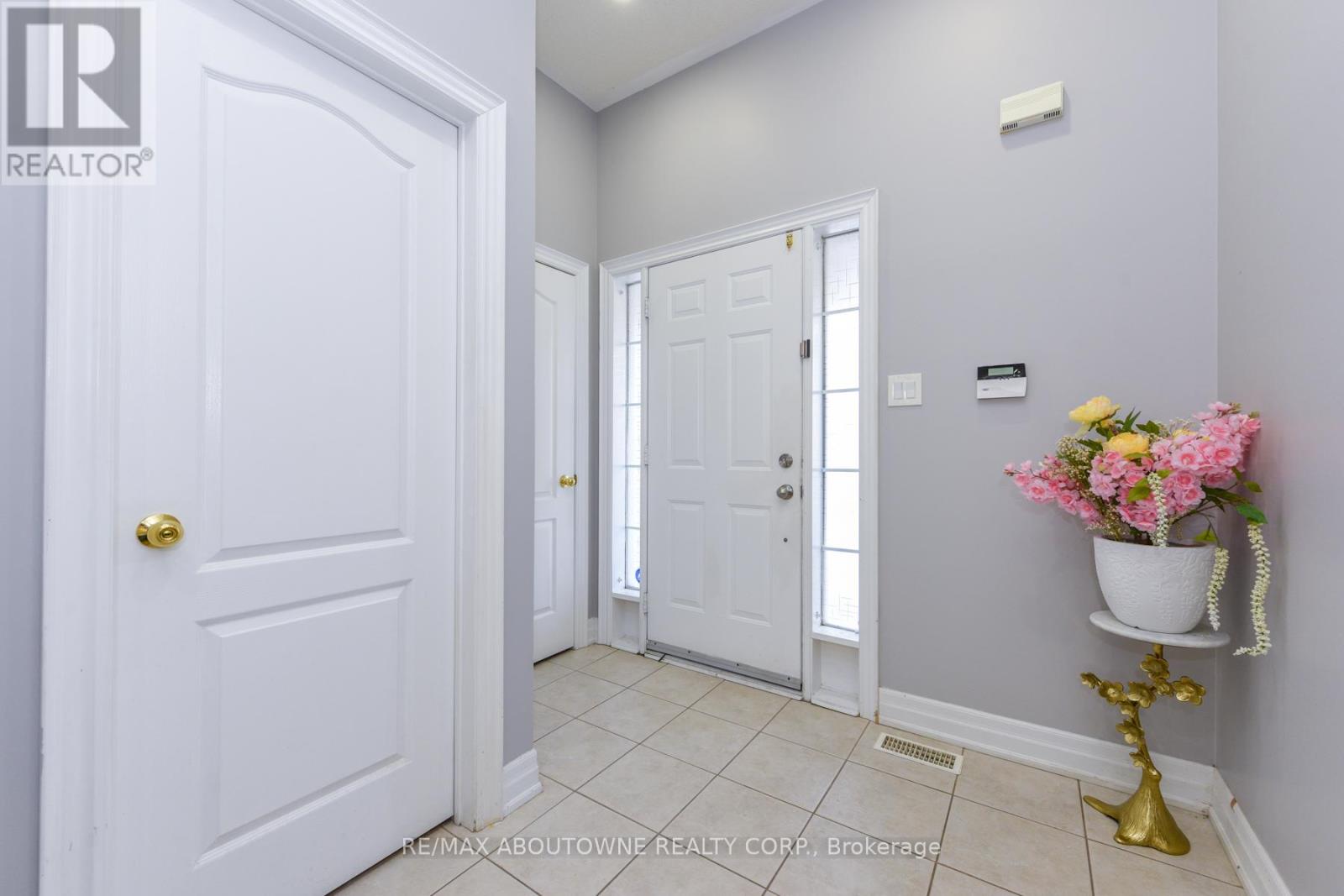 32 Lockheed Crescent, Brampton, Ontario  L7A 3G2 - Photo 4 - W12627764