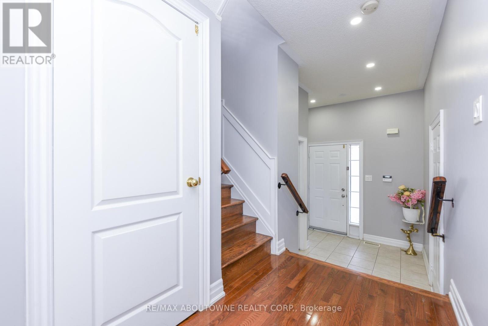 32 Lockheed Crescent, Brampton, Ontario  L7A 3G2 - Photo 6 - W12627764