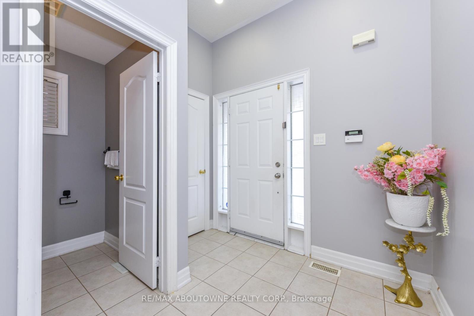 32 Lockheed Crescent, Brampton, Ontario  L7A 3G2 - Photo 7 - W12627764